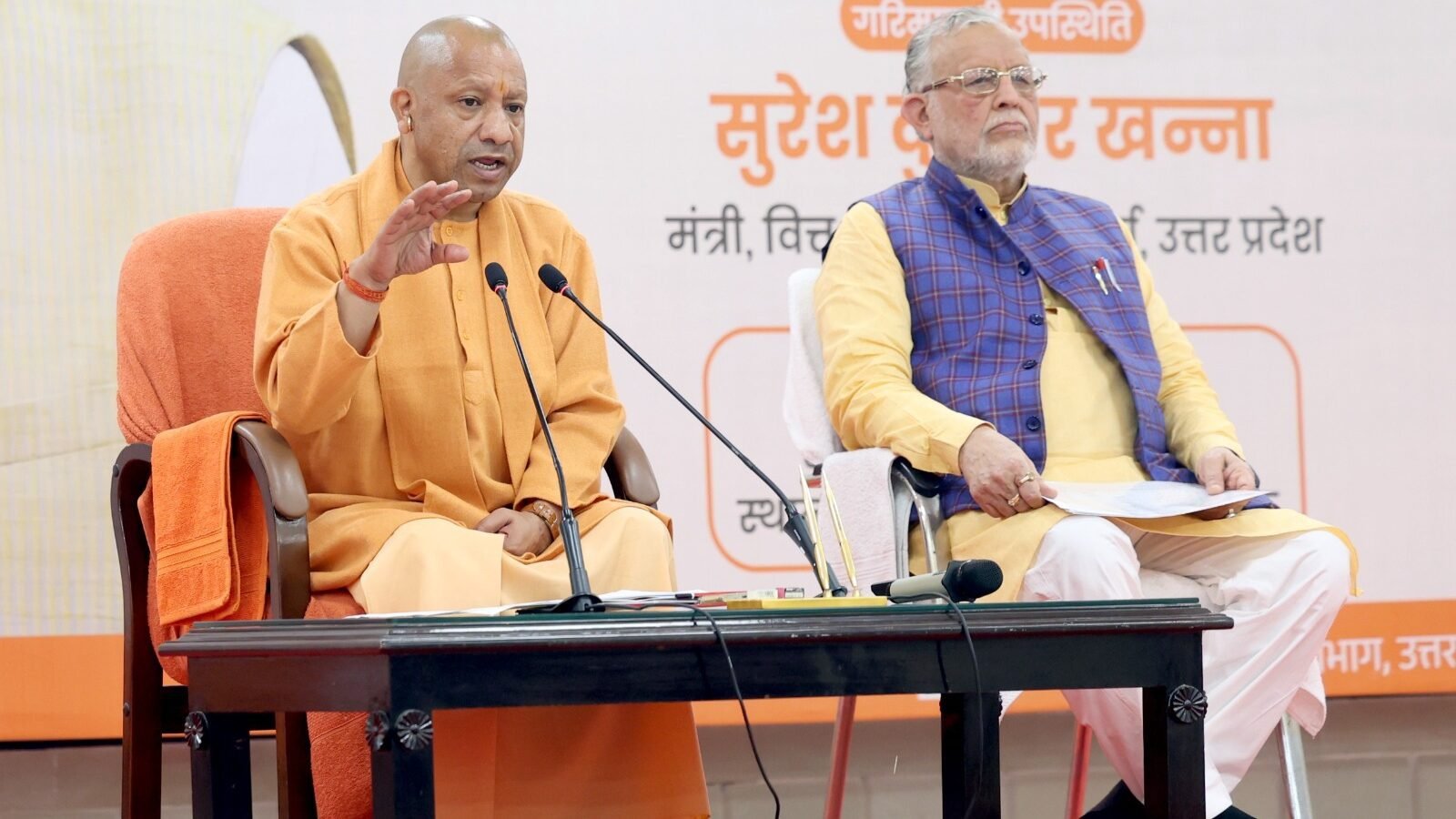 लखनऊ में आम बजट 2026-27 पर प्रेस वार्ता के दौरान मुख्यमंत्री योगी आदित्यनाथ ने कहा कि यह बजट रिफॉर्म, ग्रोथ और फिस्कल डिसिप्लिन का संतुलित दस्तावेज है। उन्होंने बताया कि इंफ्रास्ट्रक्चर, एमएसएमई, लॉजिस्टिक्स, पर्यटन, स्वास्थ्य, डिफेंस और इलेक्ट्रॉनिक मैन्युफैक्चरिंग जैसे क्षेत्रों में बजट प्रावधानों से उत्तर प्रदेश को बड़ा लाभ मिलेगा और ‘विकसित भारत-2047’ में यूपी अग्रणी भूमिका निभाएगा।