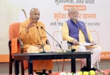 लखनऊ में आम बजट 2026-27 पर प्रेस वार्ता के दौरान मुख्यमंत्री योगी आदित्यनाथ ने कहा कि यह बजट रिफॉर्म, ग्रोथ और फिस्कल डिसिप्लिन का संतुलित दस्तावेज है। उन्होंने बताया कि इंफ्रास्ट्रक्चर, एमएसएमई, लॉजिस्टिक्स, पर्यटन, स्वास्थ्य, डिफेंस और इलेक्ट्रॉनिक मैन्युफैक्चरिंग जैसे क्षेत्रों में बजट प्रावधानों से उत्तर प्रदेश को बड़ा लाभ मिलेगा और ‘विकसित भारत-2047’ में यूपी अग्रणी भूमिका निभाएगा।