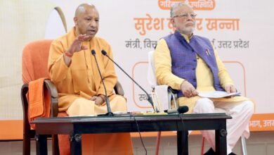 लखनऊ में आम बजट 2026-27 पर प्रेस वार्ता के दौरान मुख्यमंत्री योगी आदित्यनाथ ने कहा कि यह बजट रिफॉर्म, ग्रोथ और फिस्कल डिसिप्लिन का संतुलित दस्तावेज है। उन्होंने बताया कि इंफ्रास्ट्रक्चर, एमएसएमई, लॉजिस्टिक्स, पर्यटन, स्वास्थ्य, डिफेंस और इलेक्ट्रॉनिक मैन्युफैक्चरिंग जैसे क्षेत्रों में बजट प्रावधानों से उत्तर प्रदेश को बड़ा लाभ मिलेगा और ‘विकसित भारत-2047’ में यूपी अग्रणी भूमिका निभाएगा।