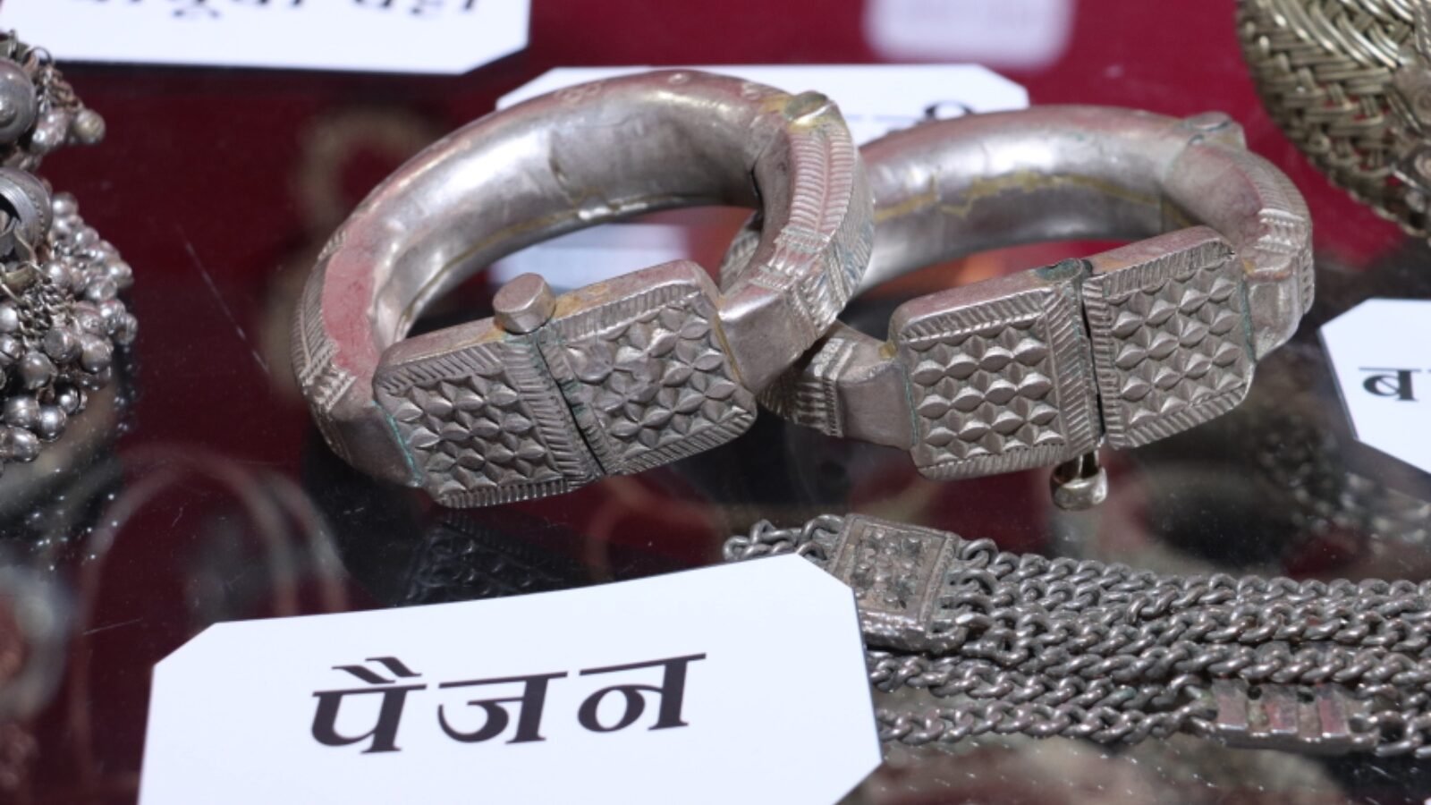 लखनऊ में उत्तर प्रदेश जनजाति एवं लोक कला संस्कृति संस्थान प्रदेश की जनजातीय सांस्कृतिक विरासत के संरक्षण में अहम भूमिका निभा रहा है। संस्थान थारू, बुक्सा, गोंड, बैगा सहित जनजातियों के 500 से अधिक पारंपरिक आभूषणों व बर्तनों का संरक्षण व प्रदर्शन कर रहा है। यह पहल योगी आदित्यनाथ की समावेशी विकास की सोच को साकार करते हुए नई पीढ़ी को अपनी सांस्कृतिक जड़ों से जोड़ रही है।