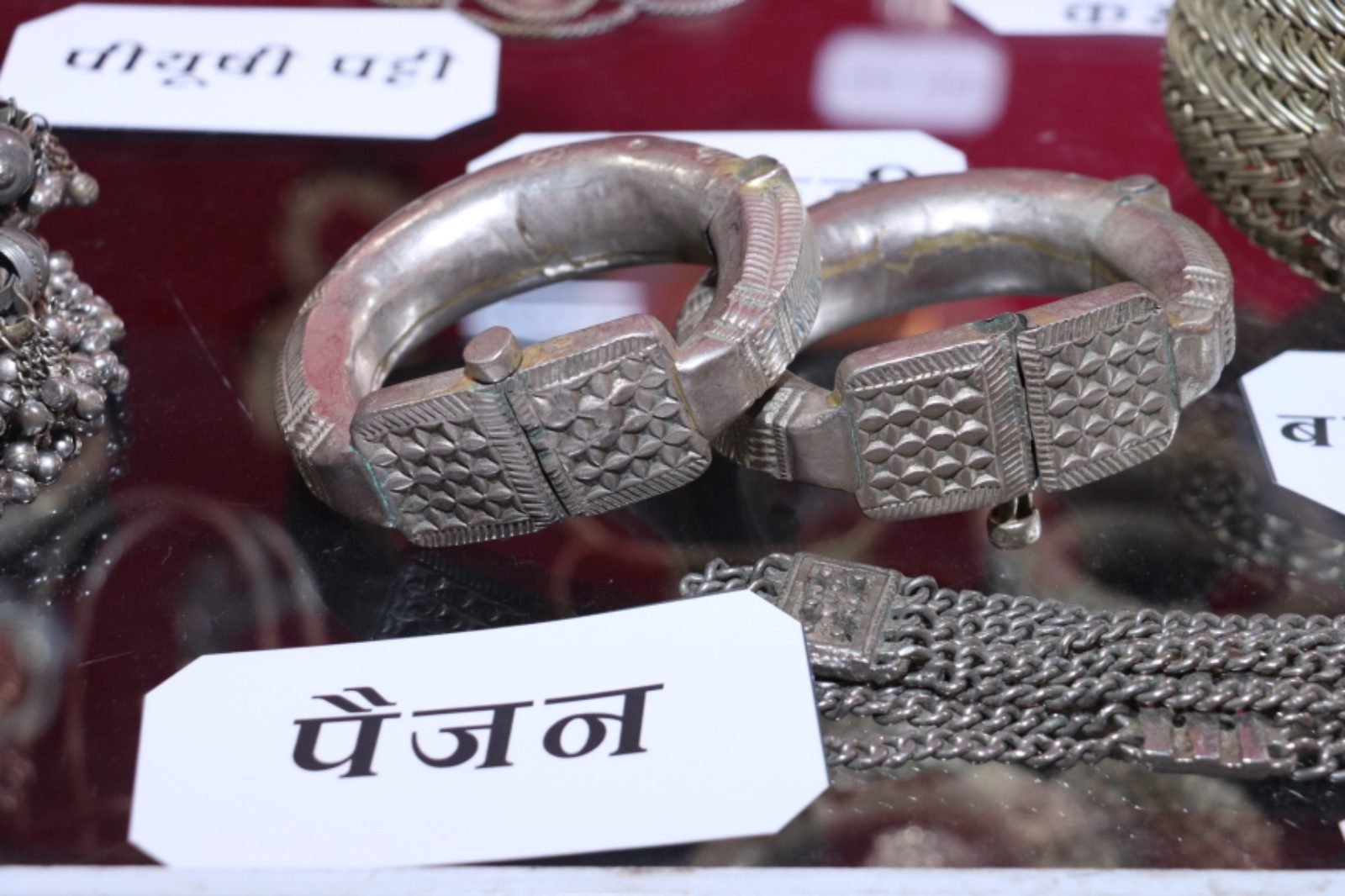 लखनऊ में उत्तर प्रदेश जनजाति एवं लोक कला संस्कृति संस्थान प्रदेश की जनजातीय सांस्कृतिक विरासत के संरक्षण में अहम भूमिका निभा रहा है। संस्थान थारू, बुक्सा, गोंड, बैगा सहित जनजातियों के 500 से अधिक पारंपरिक आभूषणों व बर्तनों का संरक्षण व प्रदर्शन कर रहा है। यह पहल योगी आदित्यनाथ की समावेशी विकास की सोच को साकार करते हुए नई पीढ़ी को अपनी सांस्कृतिक जड़ों से जोड़ रही है।