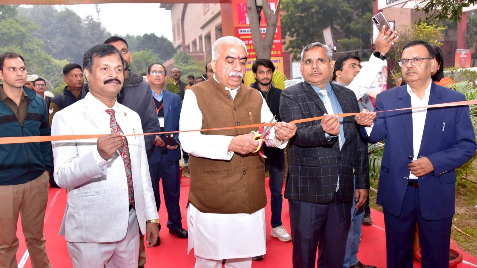 लखनऊ के इंदिरा गांधी प्रतिष्ठान में आयोजित सिल्क एक्सपो-2026 का उद्घाटन राकेश सचान ने किया। मुख्यमंत्री रेशम विकास योजना के तहत हजारों उत्पादकों को लाभ, अनुदान और रोजगार के अवसर मिल रहे हैं। इस दौरान ‘रेशम मित्र-2025’ पत्रिका का विमोचन और 16 रेशम कर्मियों को सम्मानित किया गया। एक्सपो से प्रदेश में रेशम उद्योग, व्यापार और निर्यात को नई गति मिलने की उम्मीद है।