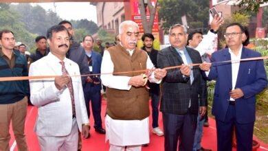 लखनऊ के इंदिरा गांधी प्रतिष्ठान में आयोजित सिल्क एक्सपो-2026 का उद्घाटन राकेश सचान ने किया। मुख्यमंत्री रेशम विकास योजना के तहत हजारों उत्पादकों को लाभ, अनुदान और रोजगार के अवसर मिल रहे हैं। इस दौरान ‘रेशम मित्र-2025’ पत्रिका का विमोचन और 16 रेशम कर्मियों को सम्मानित किया गया। एक्सपो से प्रदेश में रेशम उद्योग, व्यापार और निर्यात को नई गति मिलने की उम्मीद है।