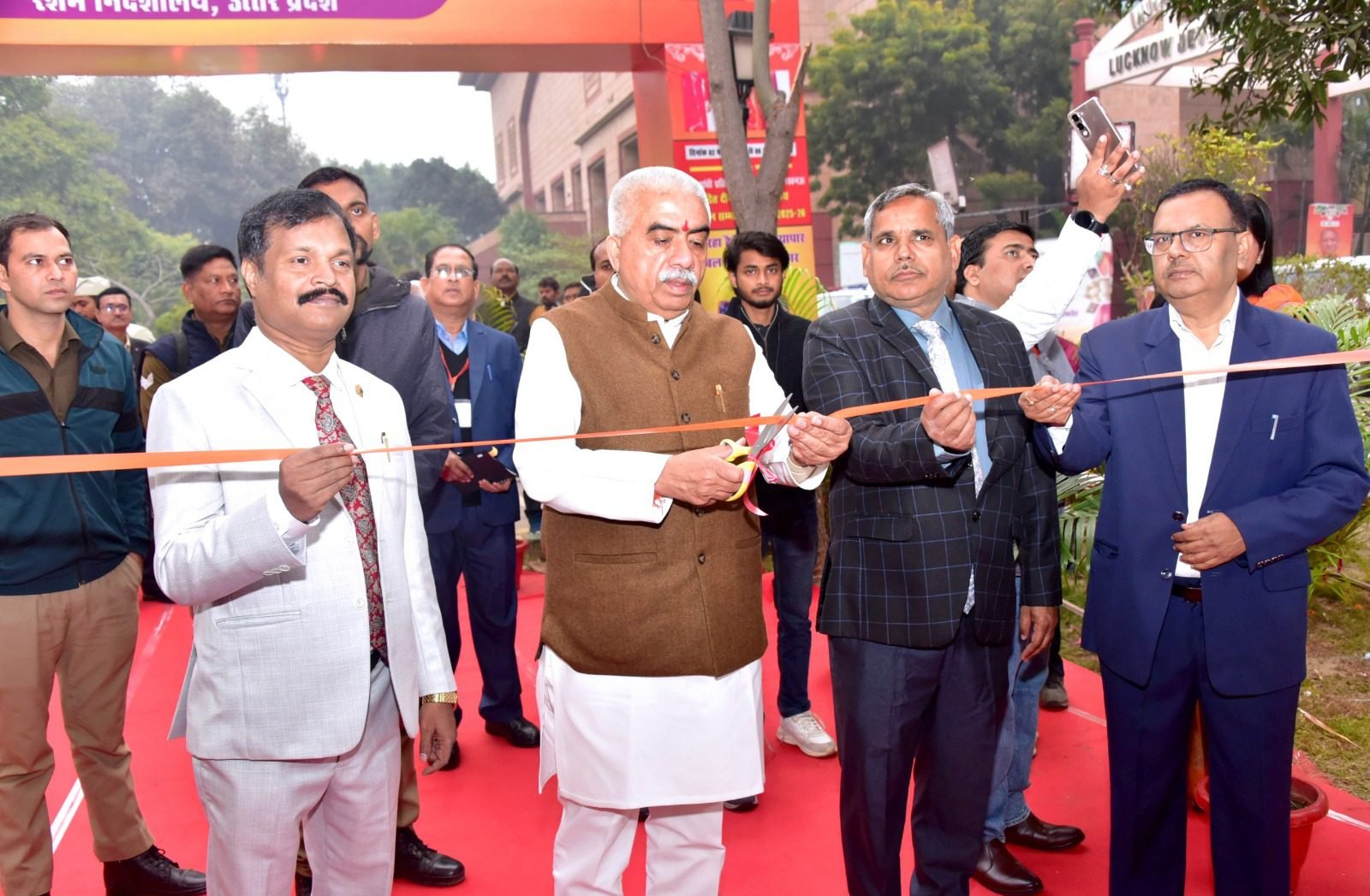 लखनऊ के इंदिरा गांधी प्रतिष्ठान में आयोजित सिल्क एक्सपो-2026 का उद्घाटन राकेश सचान ने किया। मुख्यमंत्री रेशम विकास योजना के तहत हजारों उत्पादकों को लाभ, अनुदान और रोजगार के अवसर मिल रहे हैं। इस दौरान ‘रेशम मित्र-2025’ पत्रिका का विमोचन और 16 रेशम कर्मियों को सम्मानित किया गया। एक्सपो से प्रदेश में रेशम उद्योग, व्यापार और निर्यात को नई गति मिलने की उम्मीद है।