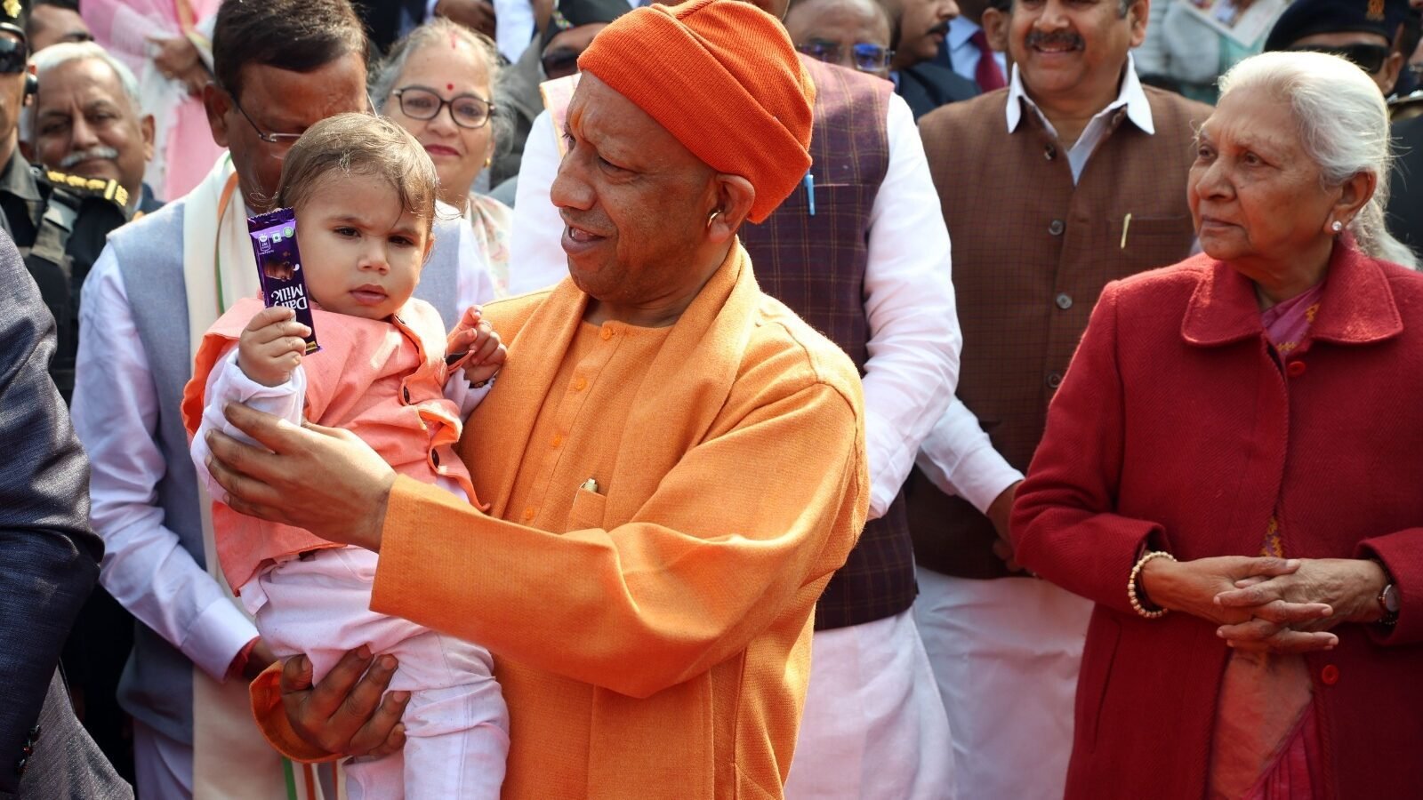 मुख्यमंत्री योगी आदित्यनाथ का बच्चों के प्रति स्नेह और संवेदनशील व्यवहार एक बार फिर चर्चा में है। नर्सरी एडमिशन की जिद हो या मासूम सैल्यूट, बच्चों से उनका आत्मीय संवाद जनसेवा और सुशासन का मानवीय पक्ष दिखाता है। ‘जनता दर्शन’ से लेकर सार्वजनिक कार्यक्रमों तक बच्चों, महिलाओं और कमजोर वर्गों की समस्याओं पर त्वरित निर्णय सीएम योगी के ‘प्रदेश ही परिवार’ दृष्टिकोण को सशक्त बनाते हैं।