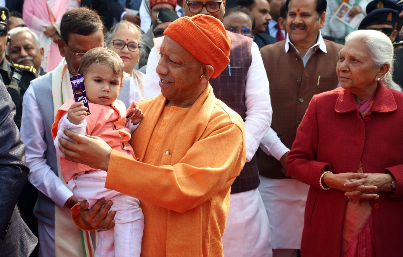 मुख्यमंत्री योगी आदित्यनाथ का बच्चों के प्रति स्नेह और संवेदनशील व्यवहार एक बार फिर चर्चा में है। नर्सरी एडमिशन की जिद हो या मासूम सैल्यूट, बच्चों से उनका आत्मीय संवाद जनसेवा और सुशासन का मानवीय पक्ष दिखाता है। ‘जनता दर्शन’ से लेकर सार्वजनिक कार्यक्रमों तक बच्चों, महिलाओं और कमजोर वर्गों की समस्याओं पर त्वरित निर्णय सीएम योगी के ‘प्रदेश ही परिवार’ दृष्टिकोण को सशक्त बनाते हैं।