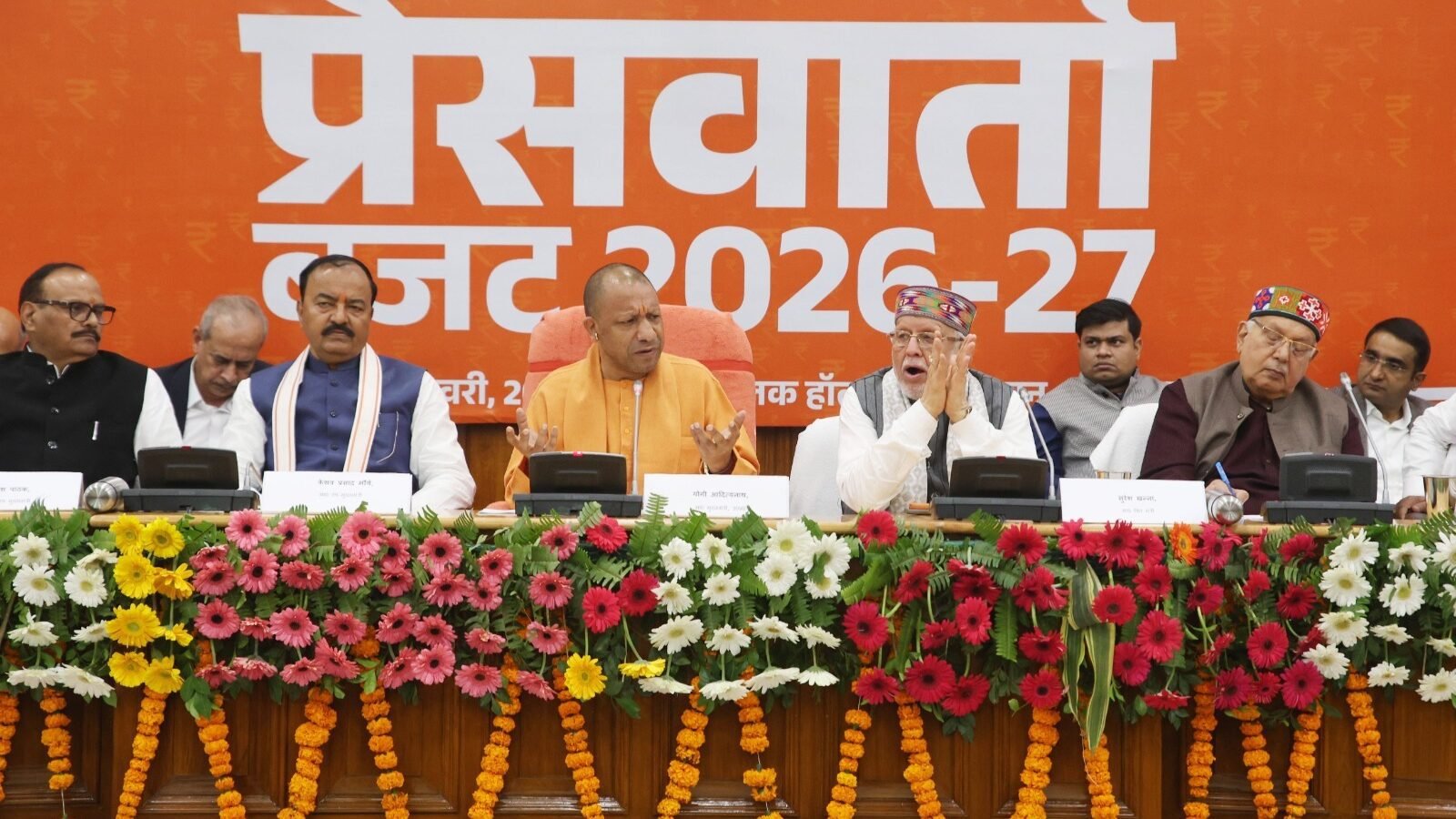 लखनऊ में विधानसभा सभागार में मुख्यमंत्री योगी आदित्यनाथ ने वर्ष 2026-27 के बजट की जानकारी दी। उन्होंने कहा कि बीते 9 वर्षों में उत्तर प्रदेश ने पॉलिसी पैरालिसिस से निकलकर खुद को अनलिमिटेड पोटेंशियल स्टेट के रूप में स्थापित किया है। 9.12 लाख करोड़ रुपये के बजट में सुरक्षित नारी, सक्षम युवा, खुशहाल किसान और रोजगार सृजन पर जोर है। बिना नया टैक्स लगाए यूपी आज रेवेन्यू सरप्लस और देश की टॉप-3 इकॉनमी में शामिल है।