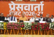 लखनऊ में विधानसभा सभागार में मुख्यमंत्री योगी आदित्यनाथ ने वर्ष 2026-27 के बजट की जानकारी दी। उन्होंने कहा कि बीते 9 वर्षों में उत्तर प्रदेश ने पॉलिसी पैरालिसिस से निकलकर खुद को अनलिमिटेड पोटेंशियल स्टेट के रूप में स्थापित किया है। 9.12 लाख करोड़ रुपये के बजट में सुरक्षित नारी, सक्षम युवा, खुशहाल किसान और रोजगार सृजन पर जोर है। बिना नया टैक्स लगाए यूपी आज रेवेन्यू सरप्लस और देश की टॉप-3 इकॉनमी में शामिल है।