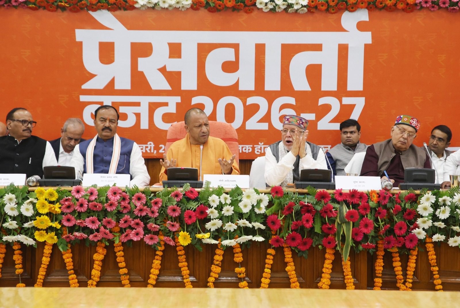 लखनऊ में विधानसभा सभागार में मुख्यमंत्री योगी आदित्यनाथ ने वर्ष 2026-27 के बजट की जानकारी दी। उन्होंने कहा कि बीते 9 वर्षों में उत्तर प्रदेश ने पॉलिसी पैरालिसिस से निकलकर खुद को अनलिमिटेड पोटेंशियल स्टेट के रूप में स्थापित किया है। 9.12 लाख करोड़ रुपये के बजट में सुरक्षित नारी, सक्षम युवा, खुशहाल किसान और रोजगार सृजन पर जोर है। बिना नया टैक्स लगाए यूपी आज रेवेन्यू सरप्लस और देश की टॉप-3 इकॉनमी में शामिल है।