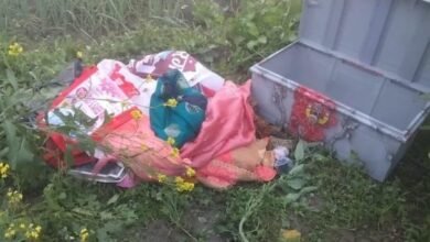 भलुअनी, देवरिया के नगर पंचायत क्षेत्र में रविवार रात चोरों ने एक घर को निशाना बनाकर लाखों रुपये के जेवरात चोरी कर लिए। सोमवार सुबह दरवाजा खुला और संदूक गायब मिलने पर घटना का खुलासा हुआ। सूचना पर पहुंची पुलिस ने मौका मुआयना कर जांच शुरू कर दी है।