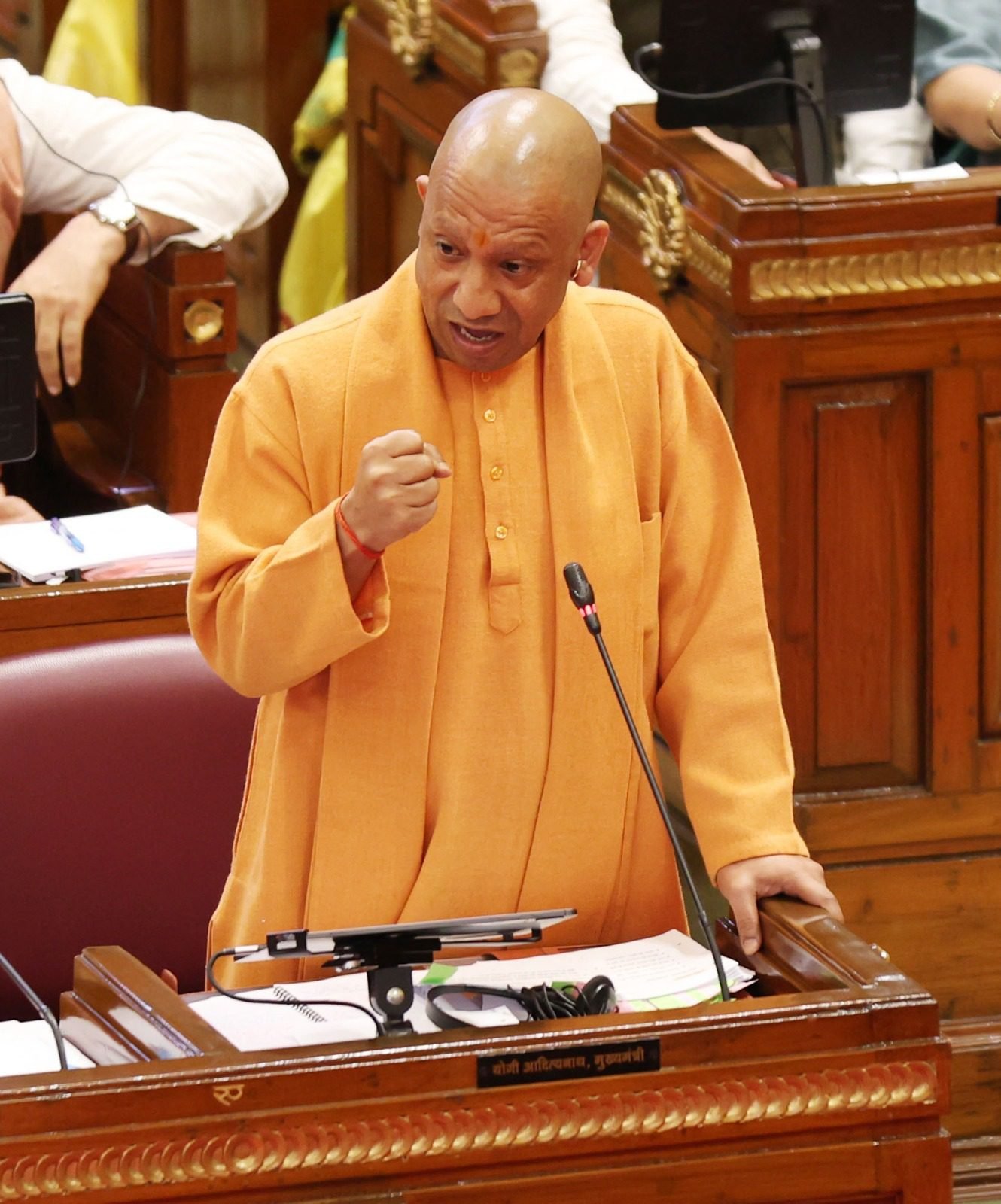 राज्यपाल के अभिभाषण पर चर्चा के दौरान मुख्यमंत्री योगी आदित्यनाथ ने कहा कि उत्तर प्रदेश ने पिछले नौ वर्षों में अपराध और अव्यवस्था से अनुशासन तथा कर्फ्यू से कानून के राज तक की यात्रा तय की है। उन्होंने ‘ट्रिपल-टी’-टेक्नोलॉजी, ट्रस्ट और ट्रांसफॉर्मेशन-मॉडल का उल्लेख करते हुए यूपी को देश की अग्रणी अर्थव्यवस्थाओं में बताया। कानून-व्यवस्था, निवेश, सामाजिक सुरक्षा और गरीबी उन्मूलन में हुए बदलावों को सरकार की प्रमुख उपलब्धि बताया।