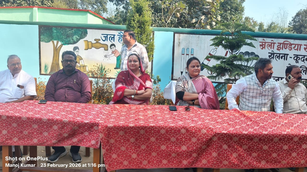 देवरिया के भलुअनी स्थित प्राथमिक विद्यालय चकरा भार्गव में आयोजित कार्यक्रम में राज्य महिला आयोग सदस्य गीता विश्वकर्मा ने बच्चों का अन्नप्राशन कराया और लाभार्थियों से संवाद किया। उन्होंने महिलाओं के सशक्तिकरण, पोषणयुक्त आहार और सरकारी योजनाओं की जानकारी दी। कार्यक्रम में जनप्रतिनिधियों और आंगनवाड़ी कार्यकत्रियों की उपस्थिति में महिला भूमिका को समाज विकास का आधार बताया गया।