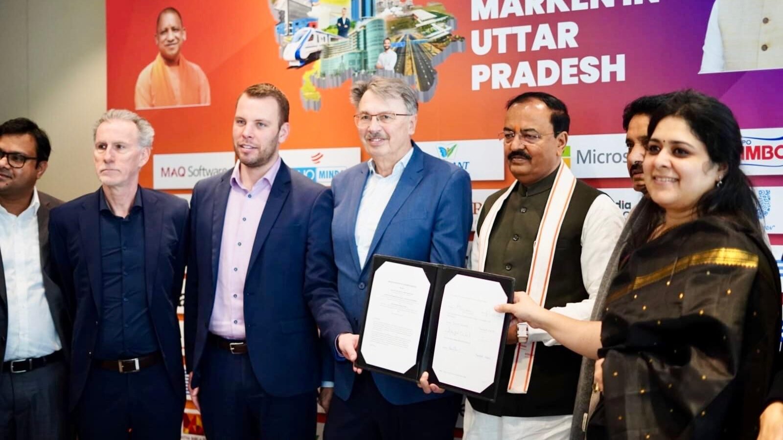 जर्मनी के फ्रैंकफर्ट में उत्तर प्रदेश और हेसेन राज्य के प्रतिनिधिमंडलों के बीच महत्वपूर्ण बैठक हुई, जिसमें निवेश, औद्योगिक सहयोग और दीर्घकालिक साझेदारी पर चर्चा हुई। यूपी ने अपनी निवेशक-अनुकूल एफडीआई नीति, डेटा सेंटर, डिफेंस, आईटी, मेडिकल डिवाइस और मैन्युफैक्चरिंग क्षमताओं का प्रस्तुतीकरण किया। हेसेन ने वित्त, स्वास्थ्य और लॉजिस्टिक्स में सहयोग की इच्छा जताई। दोनों पक्षों ने विशेषज्ञ स्तर की बैठकों और संयुक्त परियोजनाओं के माध्यम से आर्थिक संबंध मजबूत करने पर सहमति व्यक्त की।