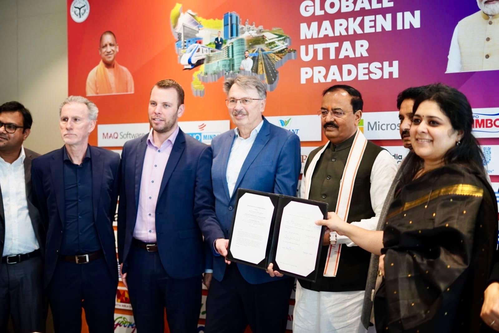 जर्मनी के फ्रैंकफर्ट में उत्तर प्रदेश और हेसेन राज्य के प्रतिनिधिमंडलों के बीच महत्वपूर्ण बैठक हुई, जिसमें निवेश, औद्योगिक सहयोग और दीर्घकालिक साझेदारी पर चर्चा हुई। यूपी ने अपनी निवेशक-अनुकूल एफडीआई नीति, डेटा सेंटर, डिफेंस, आईटी, मेडिकल डिवाइस और मैन्युफैक्चरिंग क्षमताओं का प्रस्तुतीकरण किया। हेसेन ने वित्त, स्वास्थ्य और लॉजिस्टिक्स में सहयोग की इच्छा जताई। दोनों पक्षों ने विशेषज्ञ स्तर की बैठकों और संयुक्त परियोजनाओं के माध्यम से आर्थिक संबंध मजबूत करने पर सहमति व्यक्त की।