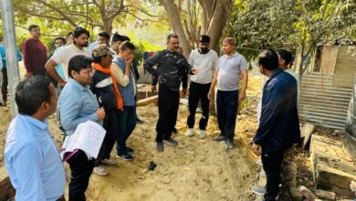 वाराणसी के महापौर अशोक कुमार तिवारी ने सीएम ग्रिड्स योजना के अंतर्गत सिगरा फल मंडी रोड पर वृक्षारोपण कर पर्यावरण संरक्षण का संदेश दिया। इसके बाद शहीद उद्यान पार्क के पुनर्विकास कार्यों का निरीक्षण कर स्वच्छता, प्रकाश व्यवस्था, हरियाली और नागरिक सुविधाओं को गुणवत्तापूर्ण व समयबद्ध पूर्ण करने के निर्देश दिए। जनसहभागिता से हरित वाराणसी बनाने पर जोर दिया।