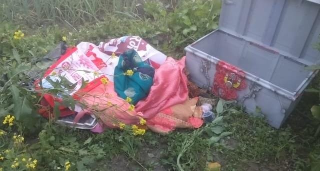 भलुअनी, देवरिया के नगर पंचायत क्षेत्र में रविवार रात चोरों ने एक घर को निशाना बनाकर लाखों रुपये के जेवरात चोरी कर लिए। सोमवार सुबह दरवाजा खुला और संदूक गायब मिलने पर घटना का खुलासा हुआ। सूचना पर पहुंची पुलिस ने मौका मुआयना कर जांच शुरू कर दी है।