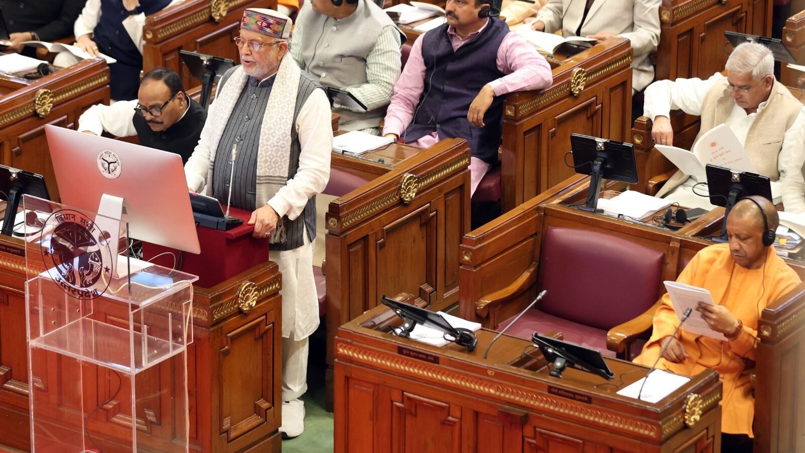 लखनऊ में उत्तर प्रदेश के वित्त मंत्री सुरेश कुमार खन्ना ने योगी सरकार का वर्ष 2026-27 का बजट विधानसभा में प्रस्तुत किया। ₹9,12,696 करोड़ का यह बजट राज्य के इतिहास का सबसे बड़ा बजट है, जिसमें पूंजीगत निवेश, शिक्षा, स्वास्थ्य, कृषि, एमएसएमई और महिला सशक्तिकरण पर विशेष फोकस है। 3 प्रतिशत से कम राजकोषीय घाटे के साथ बजट विकास, वित्तीय अनुशासन और दीर्घकालिक स्थिरता का संतुलित रोडमैप प्रस्तुत करता है।