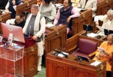 लखनऊ में उत्तर प्रदेश के वित्त मंत्री सुरेश कुमार खन्ना ने योगी सरकार का वर्ष 2026-27 का बजट विधानसभा में प्रस्तुत किया। ₹9,12,696 करोड़ का यह बजट राज्य के इतिहास का सबसे बड़ा बजट है, जिसमें पूंजीगत निवेश, शिक्षा, स्वास्थ्य, कृषि, एमएसएमई और महिला सशक्तिकरण पर विशेष फोकस है। 3 प्रतिशत से कम राजकोषीय घाटे के साथ बजट विकास, वित्तीय अनुशासन और दीर्घकालिक स्थिरता का संतुलित रोडमैप प्रस्तुत करता है।