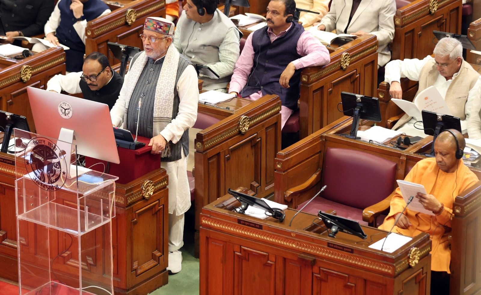 लखनऊ में उत्तर प्रदेश के वित्त मंत्री सुरेश कुमार खन्ना ने योगी सरकार का वर्ष 2026-27 का बजट विधानसभा में प्रस्तुत किया। ₹9,12,696 करोड़ का यह बजट राज्य के इतिहास का सबसे बड़ा बजट है, जिसमें पूंजीगत निवेश, शिक्षा, स्वास्थ्य, कृषि, एमएसएमई और महिला सशक्तिकरण पर विशेष फोकस है। 3 प्रतिशत से कम राजकोषीय घाटे के साथ बजट विकास, वित्तीय अनुशासन और दीर्घकालिक स्थिरता का संतुलित रोडमैप प्रस्तुत करता है।