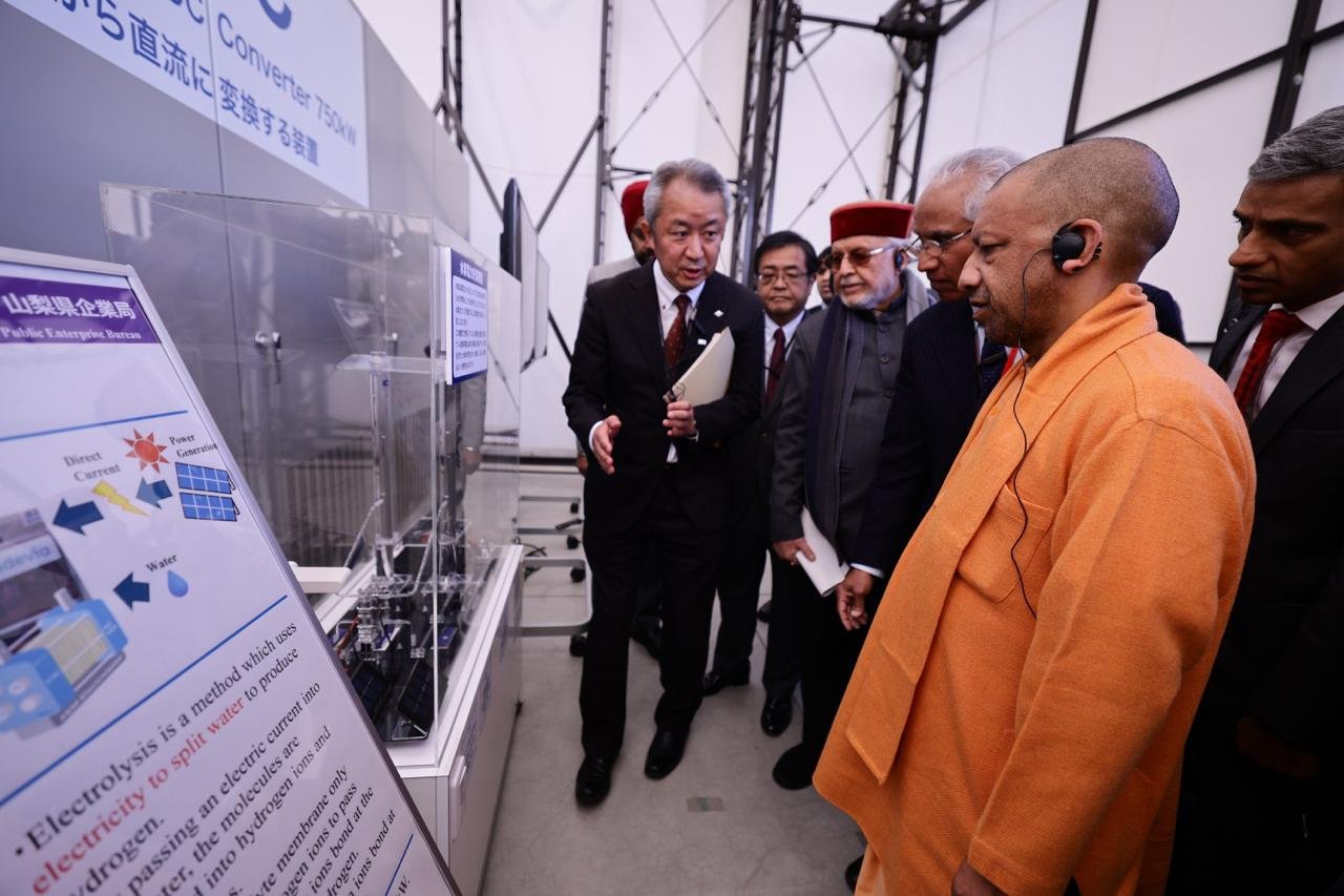 मुख्यमंत्री योगी आदित्यनाथ के जापान दौरे में उत्तर प्रदेश और यामानाशी प्रांत के बीच ग्रीन हाइड्रोजन तकनीक पर ऐतिहासिक एमओयू हुआ। इस समझौते से यूपी के छात्रों को जापान में उच्चस्तरीय प्रशिक्षण मिलेगा और स्वच्छ ऊर्जा, इंडस्ट्री व परिवहन क्षेत्र में नई तकनीक लागू होगी। सीएम योगी ने यूपी की निवेश क्षमता, प्रोएक्टिव गवर्नेंस मॉडल और भविष्य की तकनीकों पर जोर दिया। अगस्त में 200 जापानी CEO का यूपी दौरा प्रस्तावित है, जिससे निवेश और तकनीकी सहयोग को नई गति मिलेगी।