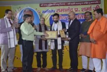 बेगूसराय के केशावे गांव में ईमानदार अफसर रहे रामानंद प्रसाद शर्मा की तीसरी पुण्यतिथि पर विशाल स्वास्थ्य मेला आयोजित हुआ। वरिष्ठ पत्रकार अभिरंजन कुमार के नेतृत्व में 50 डॉक्टरों ने 1000 से अधिक लोगों को सीपीआर व प्राथमिक उपचार का प्रशिक्षण दिया। स्कूली छात्रों की सक्रिय भागीदारी रही। प्रशिक्षित प्रतिभागियों को प्रमाणपत्र दिए गए और जीवन रक्षक सेवा की सामूहिक शपथ दिलाई गई।