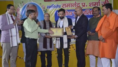 बेगूसराय के केशावे गांव में ईमानदार अफसर रहे रामानंद प्रसाद शर्मा की तीसरी पुण्यतिथि पर विशाल स्वास्थ्य मेला आयोजित हुआ। वरिष्ठ पत्रकार अभिरंजन कुमार के नेतृत्व में 50 डॉक्टरों ने 1000 से अधिक लोगों को सीपीआर व प्राथमिक उपचार का प्रशिक्षण दिया। स्कूली छात्रों की सक्रिय भागीदारी रही। प्रशिक्षित प्रतिभागियों को प्रमाणपत्र दिए गए और जीवन रक्षक सेवा की सामूहिक शपथ दिलाई गई।