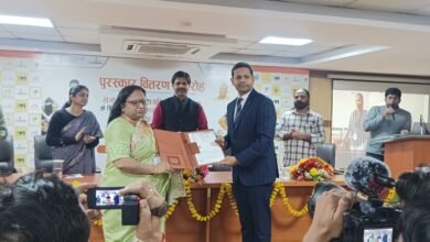 लखनऊ में उत्तर प्रदेश कौशल विकास मिशन द्वारा इंडिया स्किल्स कॉम्पीटिशन 2025-26 के राज्य स्तरीय विजेताओं का सम्मान समारोह आयोजित किया गया। 20 स्किल ट्रेड्स के 40 विजेताओं को पुरस्कार प्रदान किए गए। सरकार ने युवाओं को आत्मनिर्भर, रोजगारोन्मुख और वैश्विक प्रतिस्पर्धा के लिए तैयार करने की प्रतिबद्धता दोहराई।