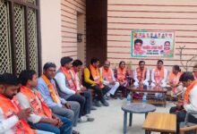 प्रधानमंत्री नरेंद्र मोदी ने ‘मन की बात’ कार्यक्रम में Global AI Impact Summit, अंगदान, डिजिटल सुरक्षा, कृषि नवाचार और भारतीय संस्कृति के संरक्षण पर देशवासियों को संबोधित किया। उन्होंने AI में भारत की बढ़ती शक्ति, किसानों की नई तकनीक, भारतीय मूल के खिलाड़ियों की उपलब्धियां और अंगदान के महत्व पर प्रकाश डाला। प्रधानमंत्री ने डिजिटल फ्रॉड से सावधान रहने, KYC अपडेट रखने और स्वदेशी उत्पाद अपनाने की अपील की। उन्होंने छात्रों को परीक्षा के लिए प्रेरित करते हुए आत्मविश्वास बनाए रखने का संदेश भी दिया।