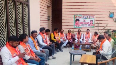 प्रधानमंत्री नरेंद्र मोदी ने ‘मन की बात’ कार्यक्रम में Global AI Impact Summit, अंगदान, डिजिटल सुरक्षा, कृषि नवाचार और भारतीय संस्कृति के संरक्षण पर देशवासियों को संबोधित किया। उन्होंने AI में भारत की बढ़ती शक्ति, किसानों की नई तकनीक, भारतीय मूल के खिलाड़ियों की उपलब्धियां और अंगदान के महत्व पर प्रकाश डाला। प्रधानमंत्री ने डिजिटल फ्रॉड से सावधान रहने, KYC अपडेट रखने और स्वदेशी उत्पाद अपनाने की अपील की। उन्होंने छात्रों को परीक्षा के लिए प्रेरित करते हुए आत्मविश्वास बनाए रखने का संदेश भी दिया।