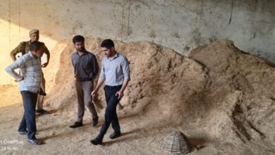 वाराणसी के नगर आयुक्त ने शहंशाहपुर स्थित नगर निगम गौशाला का निरीक्षण कर स्वच्छता, पशु-स्वास्थ्य, प्रकाश व्यवस्था और हरित वातावरण सुदृढ़ करने के निर्देश दिए। उन्होंने गौवंशों की नियमित देखभाल, बीमार पशुओं के त्वरित उपचार तथा गोबर से उपयोगी उत्पाद तैयार कर गौशाला को आत्मनिर्भर और मॉडल स्वरूप में विकसित करने पर जोर दिया। निरीक्षण में संबंधित अधिकारी उपस्थित रहे।