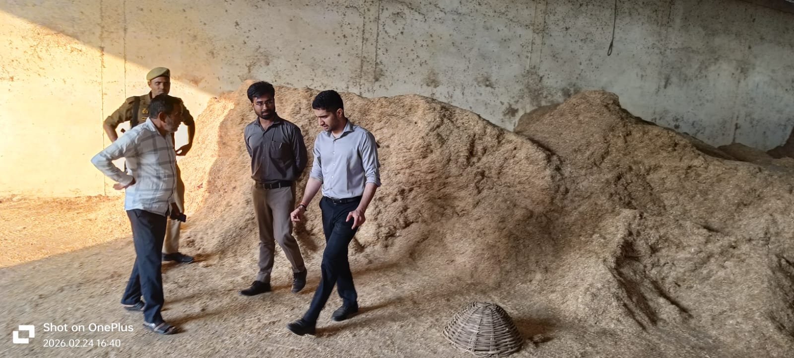 वाराणसी के नगर आयुक्त ने शहंशाहपुर स्थित नगर निगम गौशाला का निरीक्षण कर स्वच्छता, पशु-स्वास्थ्य, प्रकाश व्यवस्था और हरित वातावरण सुदृढ़ करने के निर्देश दिए। उन्होंने गौवंशों की नियमित देखभाल, बीमार पशुओं के त्वरित उपचार तथा गोबर से उपयोगी उत्पाद तैयार कर गौशाला को आत्मनिर्भर और मॉडल स्वरूप में विकसित करने पर जोर दिया। निरीक्षण में संबंधित अधिकारी उपस्थित रहे।