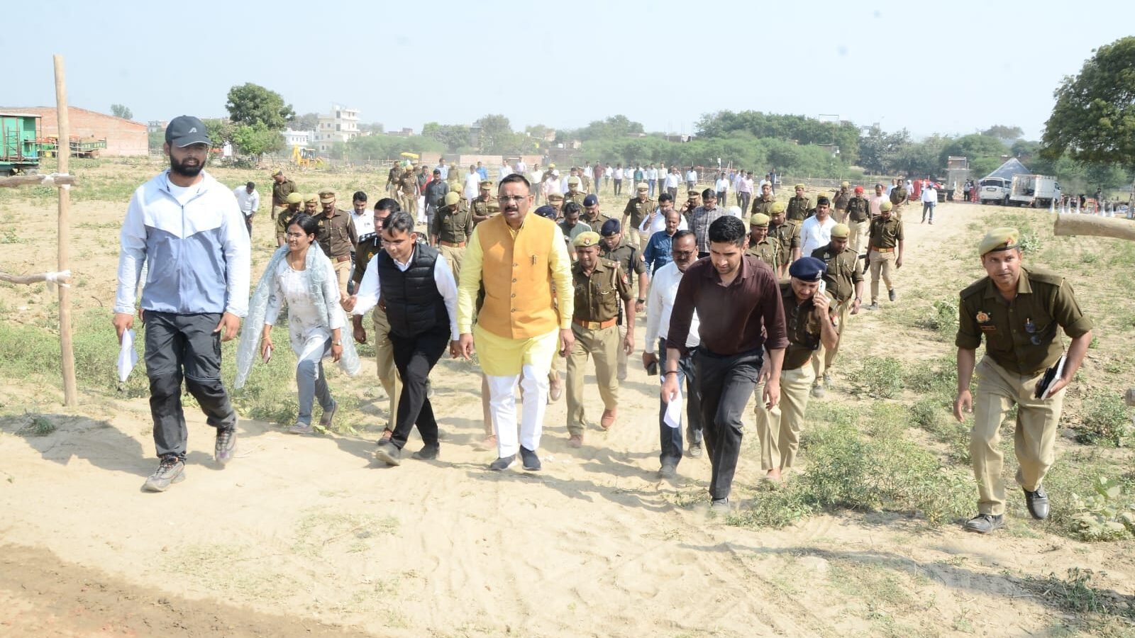 वाराणसी के रामनगर स्थित डोमरी में एक मार्च को नगर निगम द्वारा एक घंटे में तीन लाख पौधे रोपकर गिनीज वर्ल्ड रिकॉर्ड बनाने का लक्ष्य रखा गया है। 350 बीघा क्षेत्र में नीम, पीपल, बरगद सहित विभिन्न प्रजातियों के पौधे लगाए जाएंगे। महापौर अशोक कुमार तिवारी और नगर आयुक्त हिमांशु नागपाल ने तैयारियों की समीक्षा की है। इस अभियान का उद्देश्य काशी को ‘ग्रीन सिटी’ बनाना, प्रदूषण कम करना और पर्यावरण संरक्षण को जन-आंदोलन का रूप देना है।