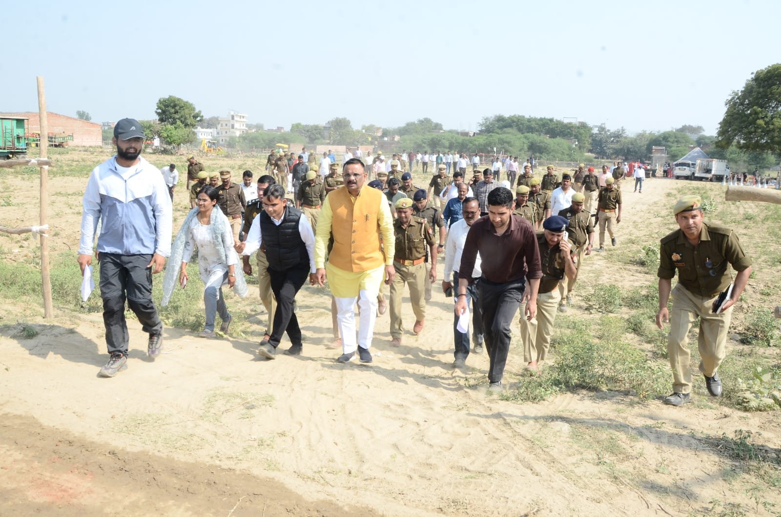 वाराणसी के रामनगर स्थित डोमरी में एक मार्च को नगर निगम द्वारा एक घंटे में तीन लाख पौधे रोपकर गिनीज वर्ल्ड रिकॉर्ड बनाने का लक्ष्य रखा गया है। 350 बीघा क्षेत्र में नीम, पीपल, बरगद सहित विभिन्न प्रजातियों के पौधे लगाए जाएंगे। महापौर अशोक कुमार तिवारी और नगर आयुक्त हिमांशु नागपाल ने तैयारियों की समीक्षा की है। इस अभियान का उद्देश्य काशी को ‘ग्रीन सिटी’ बनाना, प्रदूषण कम करना और पर्यावरण संरक्षण को जन-आंदोलन का रूप देना है।