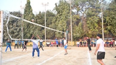 बनारस रेल इंजन कारखाना (बरेका) में अंतरविभागीय वालीबॉल प्रतियोगिता 2025–26 का भव्य शुभारंभ हुआ। उद्घाटन मैच में प्लांट डिवीजन ने इंजन डिवीजन को 2–1 से हराया, जबकि लोको डिवीजन-1 ने कार्मिक एवं प्रशासन को 2–0 से पराजित किया। खिलाड़ियों के शानदार प्रदर्शन और दर्शकों के उत्साह से खेल मैदान में रोमांचक वातावरण बना रहा और खेल भावना देखने को मिली।