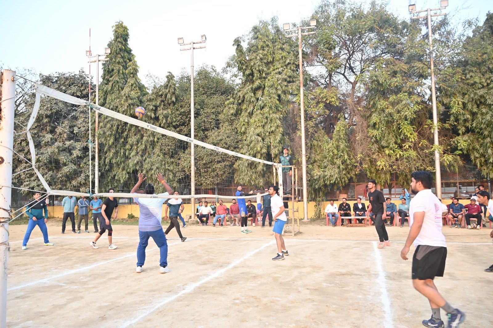 बनारस रेल इंजन कारखाना (बरेका) में अंतरविभागीय वालीबॉल प्रतियोगिता 2025–26 का भव्य शुभारंभ हुआ। उद्घाटन मैच में प्लांट डिवीजन ने इंजन डिवीजन को 2–1 से हराया, जबकि लोको डिवीजन-1 ने कार्मिक एवं प्रशासन को 2–0 से पराजित किया। खिलाड़ियों के शानदार प्रदर्शन और दर्शकों के उत्साह से खेल मैदान में रोमांचक वातावरण बना रहा और खेल भावना देखने को मिली।