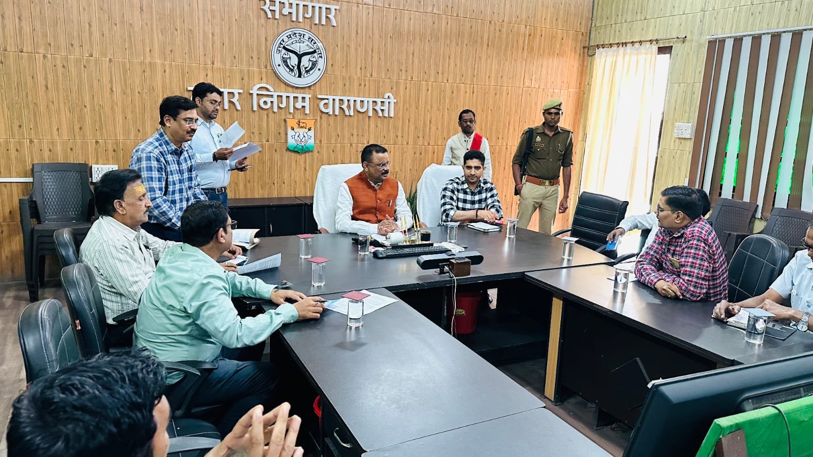 वाराणसी के सुजाबाद-डोमरी क्षेत्र में नगर निगम द्वारा 350 बीघा में विशाल शहरी वन विकसित किया जा रहा है। एक मार्च को तीन लाख से अधिक पौधों का रोपण होगा। मियावाकी तकनीक, औषधीय खेती और फलदार वृक्षों के संगम से यह परियोजना पर्यावरण संरक्षण के साथ आर्थिक स्वावलंबन का मॉडल बनेगी। गंगा तट की सुरक्षा, ऑक्सीजन बैंक निर्माण और पांच वर्षों में 19.80 करोड़ रुपये राजस्व इसका प्रमुख लक्ष्य है।