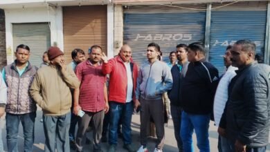 महाशिवरात्रि पर काशी में आने वाली श्रद्धालुओं की भीड़ को देखते हुए नगर निगम ने तैयारियां तेज कर दी हैं। नगर आयुक्त हिमांशु नागपाल ने कंदवा स्थित कांदेश्वर महादेव मंदिर और शिवपुर पंचकोशी मार्ग का निरीक्षण कर सड़कों को गड्ढा मुक्त करने, साफ-सफाई, पेयजल, मोबाइल टॉयलेट और स्ट्रीट लाइट व्यवस्था दुरुस्त करने के निर्देश दिए। अधिकारियों को सीवर व लीकेज की समस्या तत्काल ठीक कर श्रद्धालुओं को निर्बाध सुविधा उपलब्ध कराने को कहा गया।