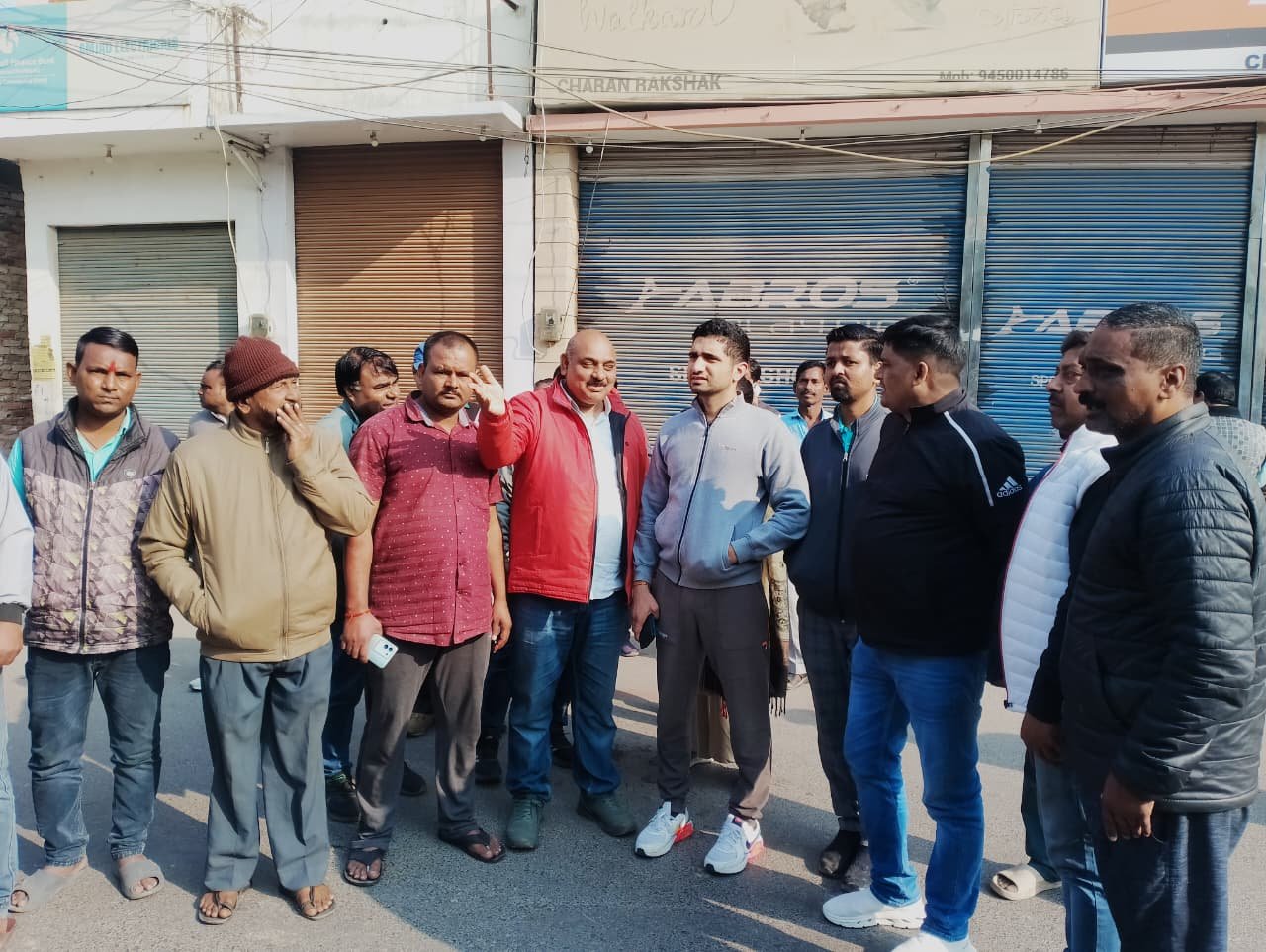 महाशिवरात्रि पर काशी में आने वाली श्रद्धालुओं की भीड़ को देखते हुए नगर निगम ने तैयारियां तेज कर दी हैं। नगर आयुक्त हिमांशु नागपाल ने कंदवा स्थित कांदेश्वर महादेव मंदिर और शिवपुर पंचकोशी मार्ग का निरीक्षण कर सड़कों को गड्ढा मुक्त करने, साफ-सफाई, पेयजल, मोबाइल टॉयलेट और स्ट्रीट लाइट व्यवस्था दुरुस्त करने के निर्देश दिए। अधिकारियों को सीवर व लीकेज की समस्या तत्काल ठीक कर श्रद्धालुओं को निर्बाध सुविधा उपलब्ध कराने को कहा गया।