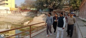 महाशिवरात्रि पर्व से पहले वाराणसी के सलारपुर कपिलधारा कुंड का निरीक्षण करते हुए नगर आयुक्त हिमांशु नागपाल ने अव्यवस्थाओं पर नाराजगी जताई। अवैध कब्जे हटाने, धर्मशाला की सफाई, शौचालय चालू करने और पंचकोशी मार्ग को गड्ढामुक्त बनाने के निर्देश दिए गए। प्रशासन ने श्रद्धालुओं की सुविधा को सर्वोच्च प्राथमिकता बताया।