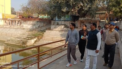 महाशिवरात्रि पर्व से पहले वाराणसी के सलारपुर कपिलधारा कुंड का निरीक्षण करते हुए नगर आयुक्त हिमांशु नागपाल ने अव्यवस्थाओं पर नाराजगी जताई। अवैध कब्जे हटाने, धर्मशाला की सफाई, शौचालय चालू करने और पंचकोशी मार्ग को गड्ढामुक्त बनाने के निर्देश दिए गए। प्रशासन ने श्रद्धालुओं की सुविधा को सर्वोच्च प्राथमिकता बताया।