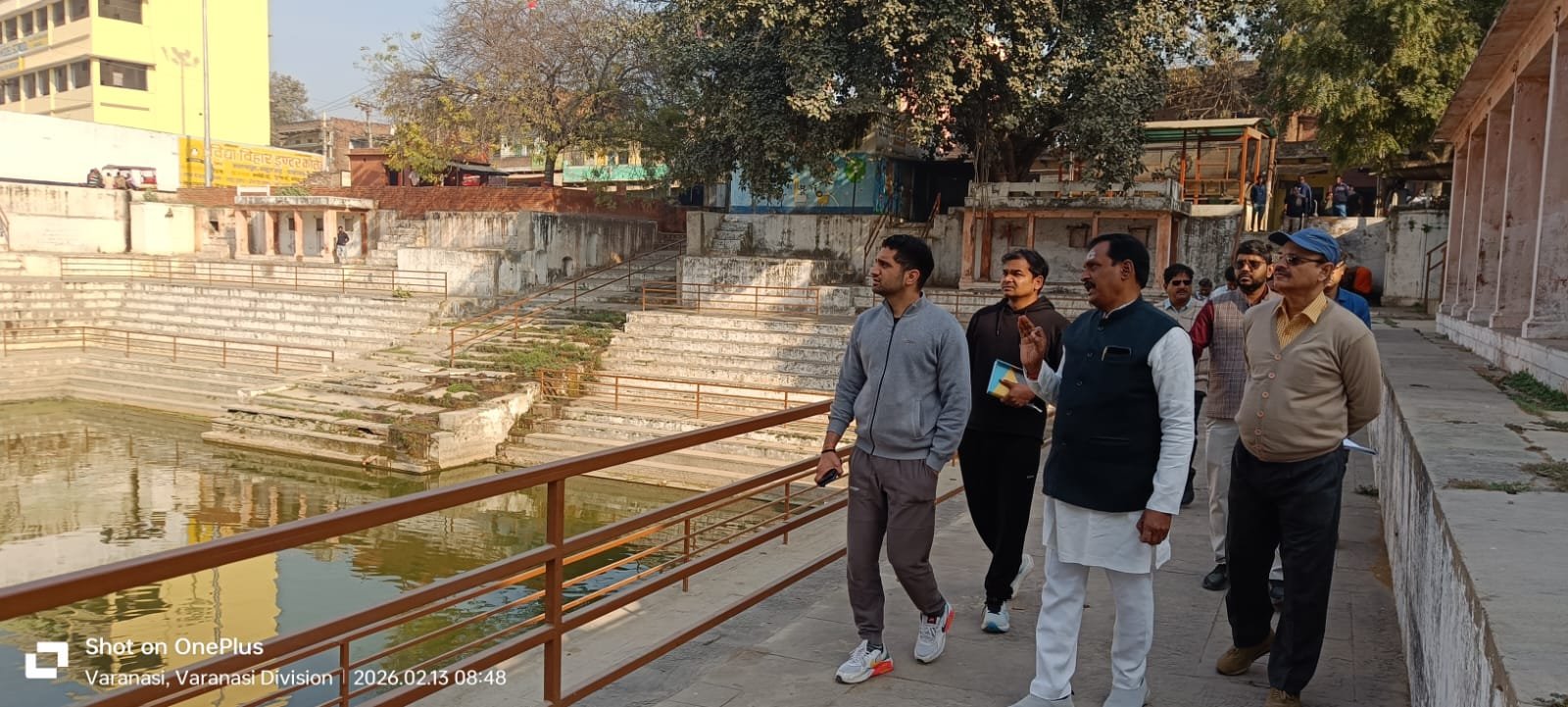 महाशिवरात्रि पर्व से पहले वाराणसी के सलारपुर कपिलधारा कुंड का निरीक्षण करते हुए नगर आयुक्त हिमांशु नागपाल ने अव्यवस्थाओं पर नाराजगी जताई। अवैध कब्जे हटाने, धर्मशाला की सफाई, शौचालय चालू करने और पंचकोशी मार्ग को गड्ढामुक्त बनाने के निर्देश दिए गए। प्रशासन ने श्रद्धालुओं की सुविधा को सर्वोच्च प्राथमिकता बताया।