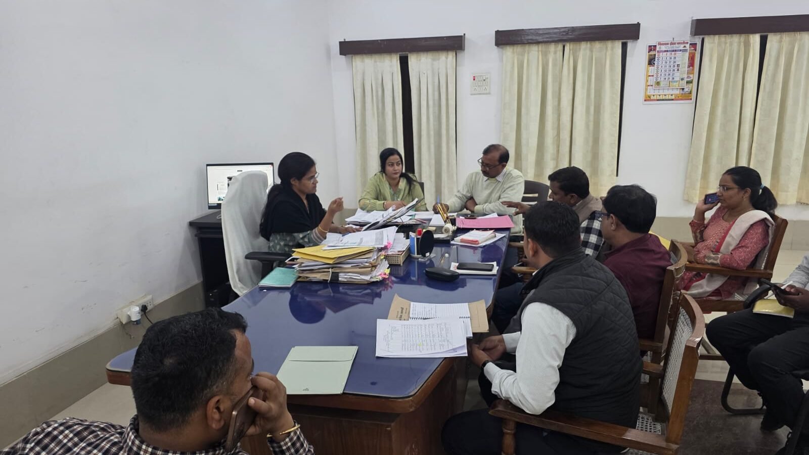 स्वच्छ सर्वेक्षण 2025 के तहत वाराणसी नगर निगम ने तैयारियां तेज कर दी हैं। अपर नगर आयुक्त सविता यादव ने समीक्षा बैठक कर सभी विभागों को स्वच्छता, कचरा प्रबंधन, नालों की सफाई और पेयजल व्यवस्था सुधारने के निर्देश दिए। उन्होंने कहा कि उत्कृष्ट रैंक के लिए समयबद्ध और गुणवत्तापूर्ण कार्य जरूरी है। नगर निगम सतत निगरानी और जनजागरूकता अभियान चला रहा है।