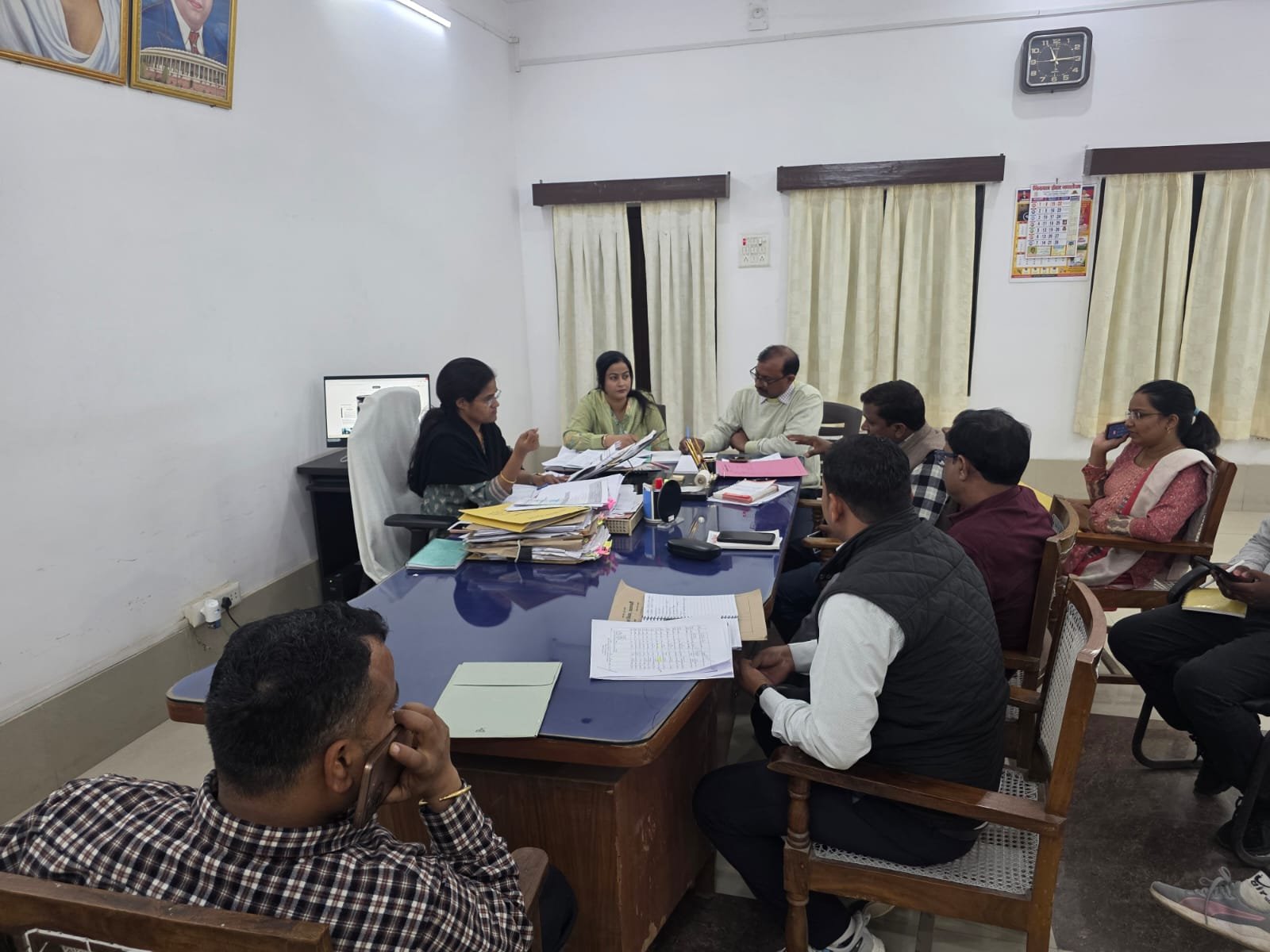 स्वच्छ सर्वेक्षण 2025 के तहत वाराणसी नगर निगम ने तैयारियां तेज कर दी हैं। अपर नगर आयुक्त सविता यादव ने समीक्षा बैठक कर सभी विभागों को स्वच्छता, कचरा प्रबंधन, नालों की सफाई और पेयजल व्यवस्था सुधारने के निर्देश दिए। उन्होंने कहा कि उत्कृष्ट रैंक के लिए समयबद्ध और गुणवत्तापूर्ण कार्य जरूरी है। नगर निगम सतत निगरानी और जनजागरूकता अभियान चला रहा है।