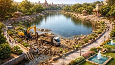 वाराणसी नगर निगम ने चुरावनपुर स्थित ढाई बीघे के प्राचीन तालाब को अतिक्रमण से मुक्त करा लिया है। राजस्व और निगम टीम ने पैमाइश कर कब्जा हटाकर तालाब को अपने अधिकार में ले लिया। इसके बाद सफाई, पुनरुद्धार और सुंदरीकरण कार्य शुरू हो गया है। यह पहल जल संरक्षण, भूजल स्तर सुधार और पर्यावरण संतुलन की दिशा में महत्वपूर्ण कदम मानी जा रही है।