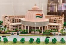 वाराणसी के सिगरा स्थित नगर निगम मुख्यालय का स्वरूप पूरी तरह बदलने जा रहा है। करीब 97 करोड़ रुपये की लागत से ‘काशी-गंगा’ थीम पर शिवलिंग आकार का आधुनिक सदन भवन बनाया जाएगा। जी-प्लस फोर स्तर के इस भवन में 180 पार्षदों के लिए भव्य सदन हॉल, महापौर व नगर आयुक्त कार्यालय, डाटा सेंटर और नागरिक सुविधाएं एक ही परिसर में उपलब्ध होंगी। प्रधानमंत्री नरेंद्र मोदी द्वारा इसकी आधारशिला रखे जाने की तैयारी है। यह भवन काशी के विकास का नया प्रतीक बनेगा।