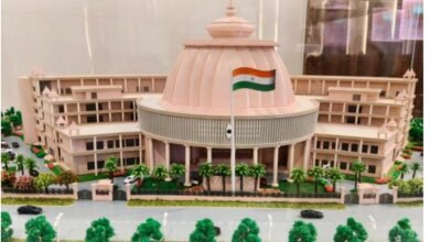 वाराणसी के सिगरा स्थित नगर निगम मुख्यालय का स्वरूप पूरी तरह बदलने जा रहा है। करीब 97 करोड़ रुपये की लागत से ‘काशी-गंगा’ थीम पर शिवलिंग आकार का आधुनिक सदन भवन बनाया जाएगा। जी-प्लस फोर स्तर के इस भवन में 180 पार्षदों के लिए भव्य सदन हॉल, महापौर व नगर आयुक्त कार्यालय, डाटा सेंटर और नागरिक सुविधाएं एक ही परिसर में उपलब्ध होंगी। प्रधानमंत्री नरेंद्र मोदी द्वारा इसकी आधारशिला रखे जाने की तैयारी है। यह भवन काशी के विकास का नया प्रतीक बनेगा।