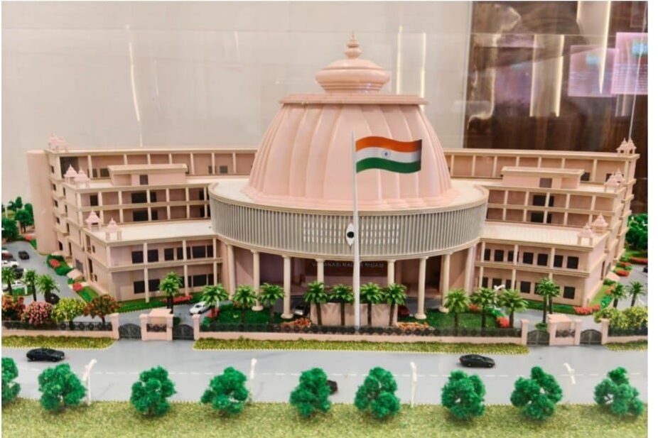 वाराणसी के सिगरा स्थित नगर निगम मुख्यालय का स्वरूप पूरी तरह बदलने जा रहा है। करीब 97 करोड़ रुपये की लागत से ‘काशी-गंगा’ थीम पर शिवलिंग आकार का आधुनिक सदन भवन बनाया जाएगा। जी-प्लस फोर स्तर के इस भवन में 180 पार्षदों के लिए भव्य सदन हॉल, महापौर व नगर आयुक्त कार्यालय, डाटा सेंटर और नागरिक सुविधाएं एक ही परिसर में उपलब्ध होंगी। प्रधानमंत्री नरेंद्र मोदी द्वारा इसकी आधारशिला रखे जाने की तैयारी है। यह भवन काशी के विकास का नया प्रतीक बनेगा।