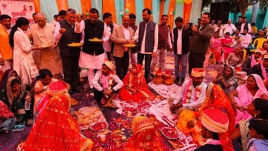 वाराणसी के सिगरा स्थित शहीद उद्यान में मुख्यमंत्री सामूहिक विवाह योजना के तहत 59 जोड़े विवाह बंधन में बंधे। इस दौरान 24 हिंदू जोड़ों ने वैदिक रीति से सात फेरे लिए, जबकि 34 मुस्लिम जोड़ों का निकाह संपन्न हुआ। समारोह में मुख्य अतिथियों ने नवदंपतियों को आशीर्वाद दिया। सरकार ने प्रत्येक जोड़े पर एक लाख रुपये खर्च किए, जिसमें 60 हजार रुपये कन्या के खाते में भेजे गए। आयोजन ने सामाजिक समरसता और गंगा-जमुनी तहजीब को मजबूत किया।