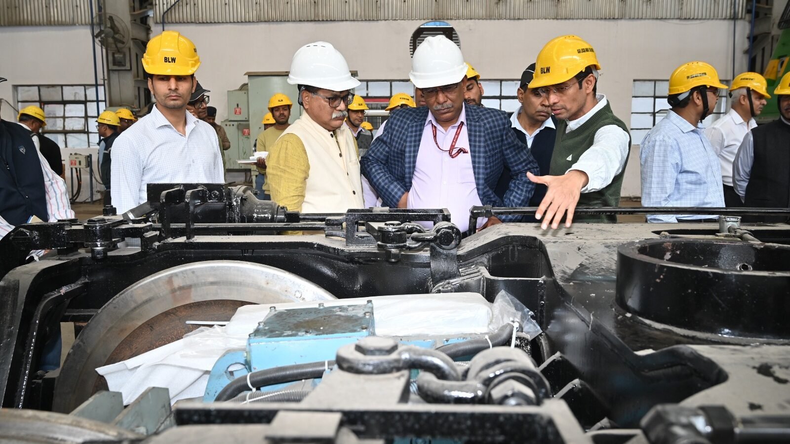 मुख्य रेल संरक्षा आयुक्त जनक कुमार गर्ग ने बनारस रेल इंजन कारखाना (बरेका) का निरीक्षण कर लोको निर्माण प्रक्रिया, गुणवत्ता मानकों और संरक्षा व्यवस्थाओं की समीक्षा की। उन्होंने विभिन्न शॉप का दौरा कर आधुनिक तकनीकों का अवलोकन किया और अधिकारियों को सुरक्षा मानकों को और मजबूत करने के निर्देश दिए। इस दौरे का उद्देश्य रेलवे संरक्षा को और सुदृढ़ बनाना रहा।