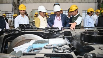 मुख्य रेल संरक्षा आयुक्त जनक कुमार गर्ग ने बनारस रेल इंजन कारखाना (बरेका) का निरीक्षण कर लोको निर्माण प्रक्रिया, गुणवत्ता मानकों और संरक्षा व्यवस्थाओं की समीक्षा की। उन्होंने विभिन्न शॉप का दौरा कर आधुनिक तकनीकों का अवलोकन किया और अधिकारियों को सुरक्षा मानकों को और मजबूत करने के निर्देश दिए। इस दौरे का उद्देश्य रेलवे संरक्षा को और सुदृढ़ बनाना रहा।